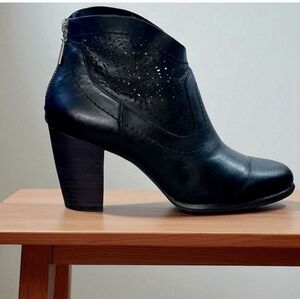 UGG Charlotte Perferated Ankle Boots 7.5
Black Leather Back Zipper Stacked Heel